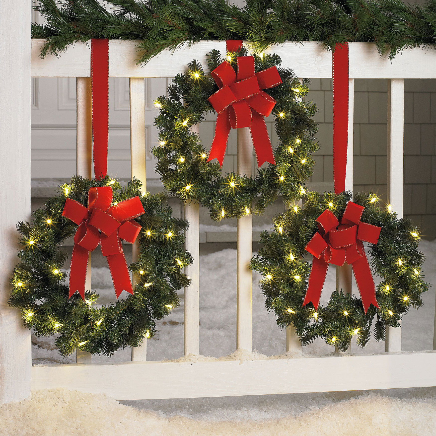 20 Deck Decorating Ideas for Christmas - Trex RainEscape