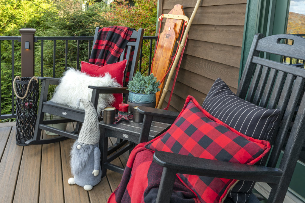 15 Deck Decorating Ideas for Christmas Trex RainEscape