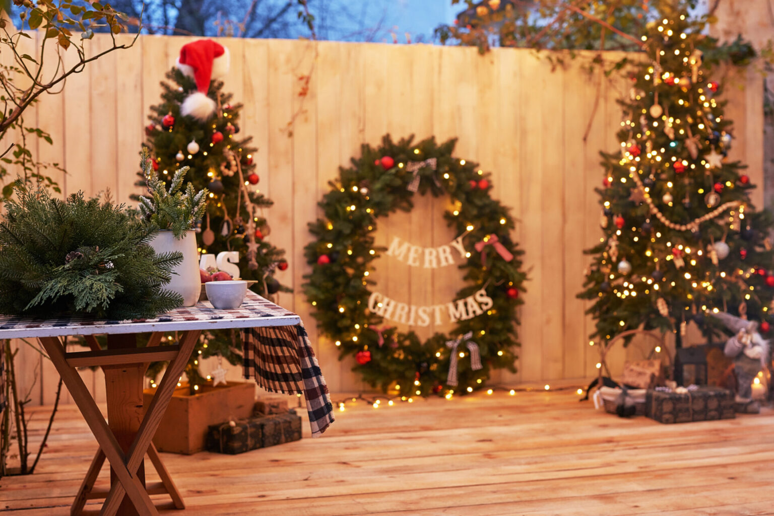 20 Deck Decorating Ideas for Christmas Trex RainEscape